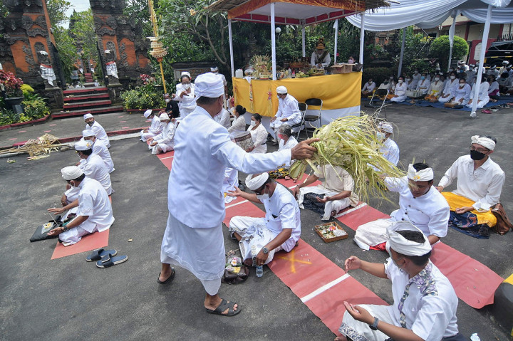 Upacara Tawur Agung Kesanga tersebut tahun ini hanya diikuti pemuka umat Hindu dan perwakilan dari pura sekitar dengan jumlah terbatas untuk menghindari kerumunan dalam upaya pencegahan penyebaran Covid-19.