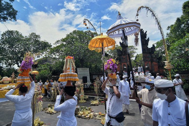 Umat Hindu melaksanakan upacara Tawur Agung Kesanga di Pura Amarta Jati, Jakarta Selatan, Rabu, 2 Maret 2022.