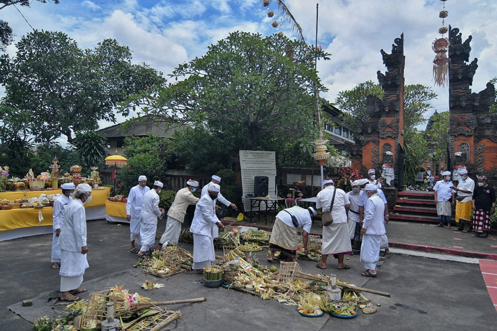 Umat Hindu melaksanakan upacara Tawur Agung Kesanga di Pura Amarta Jati, Jakarta Selatan, Rabu, 2 Maret 2022.