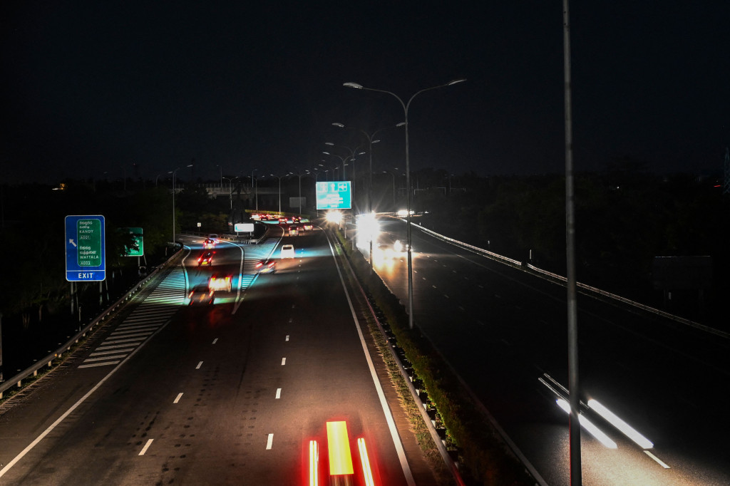 Pemadaman listrik ini menjadi yang terlama dalam lebih dari seperempat abad, karena krisis valuta asing membuatnya tidak dapat mengimpor minyak. 