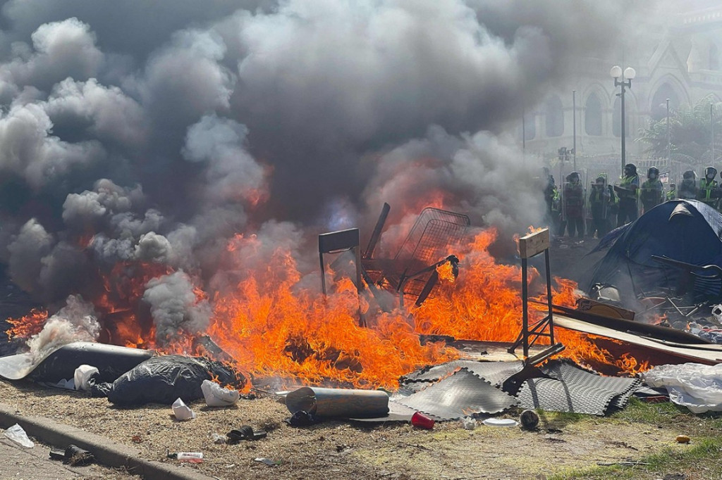 Demonstrasi menentang pembatasan dan protes vaksin Covid-19 berlangsung di depan Parlemen Wellington, Selandia Baru, Selasa, 2 Maret 2022. Demo berakhir dengan kerusuhan.