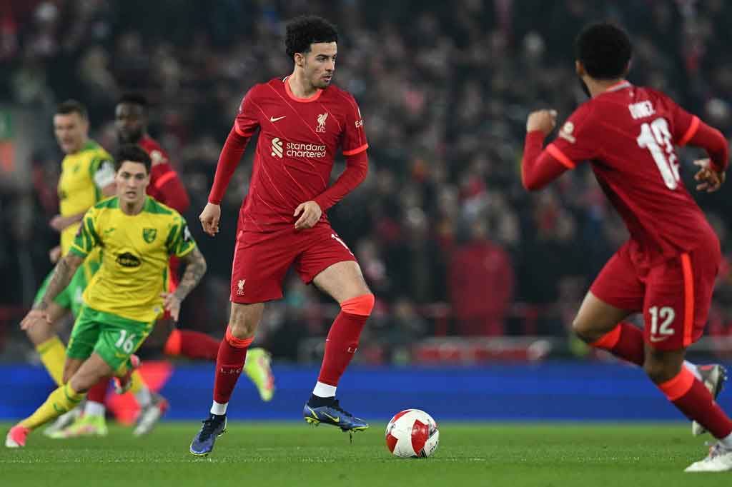 Liverpool langsung tancap gas sejak kick-off. Pada menit ke-10, The Reds mengancam lewat tembakan Curtis Jones dari luar kotak penalti. Sayang bola masih membentur tiang bawang.