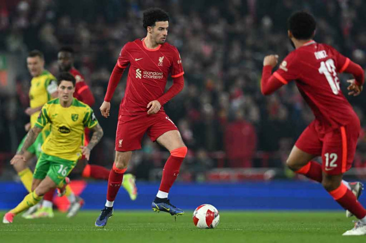 Liverpool langsung tancap gas sejak kick-off. Pada menit ke-10, The Reds mengancam lewat tembakan Curtis Jones dari luar kotak penalti. Sayang bola masih membentur tiang bawang.