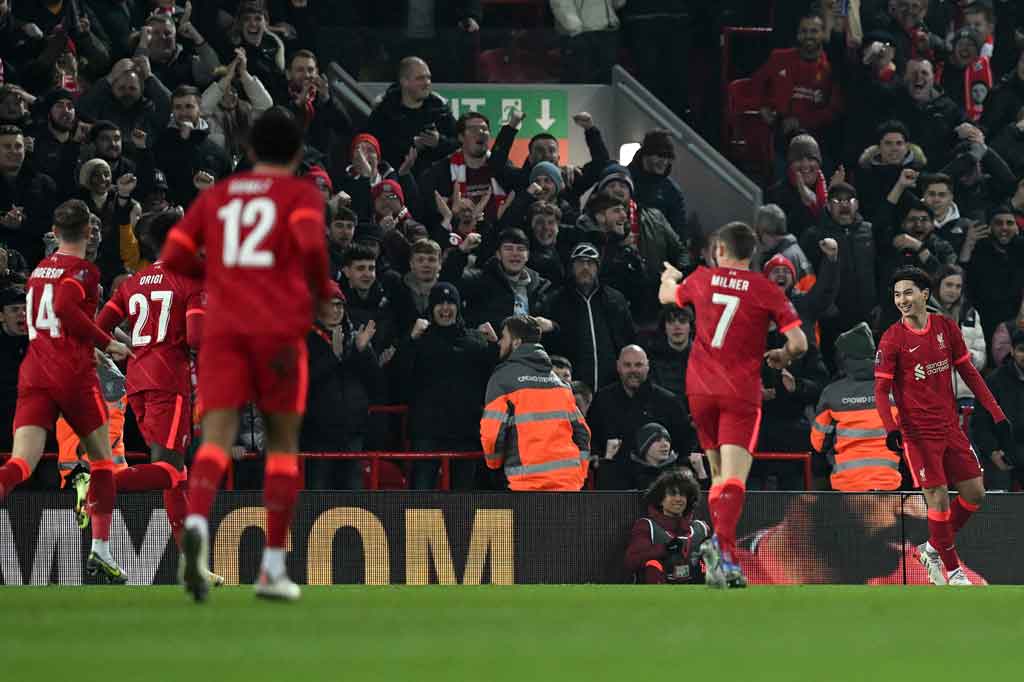 The Reds akhirnya berhasil memecah kebuntuan pada menit ke-27. Menerima umpan silang Tsimikas, Divock Origi langsung memberikan bola ke Takumi Minamino yang ada di posisi matang. Sepakan pemain asal Jepang tersebut berhasil menjebol tim tamu. Skor 1-0 untuk tim tuan rumah.