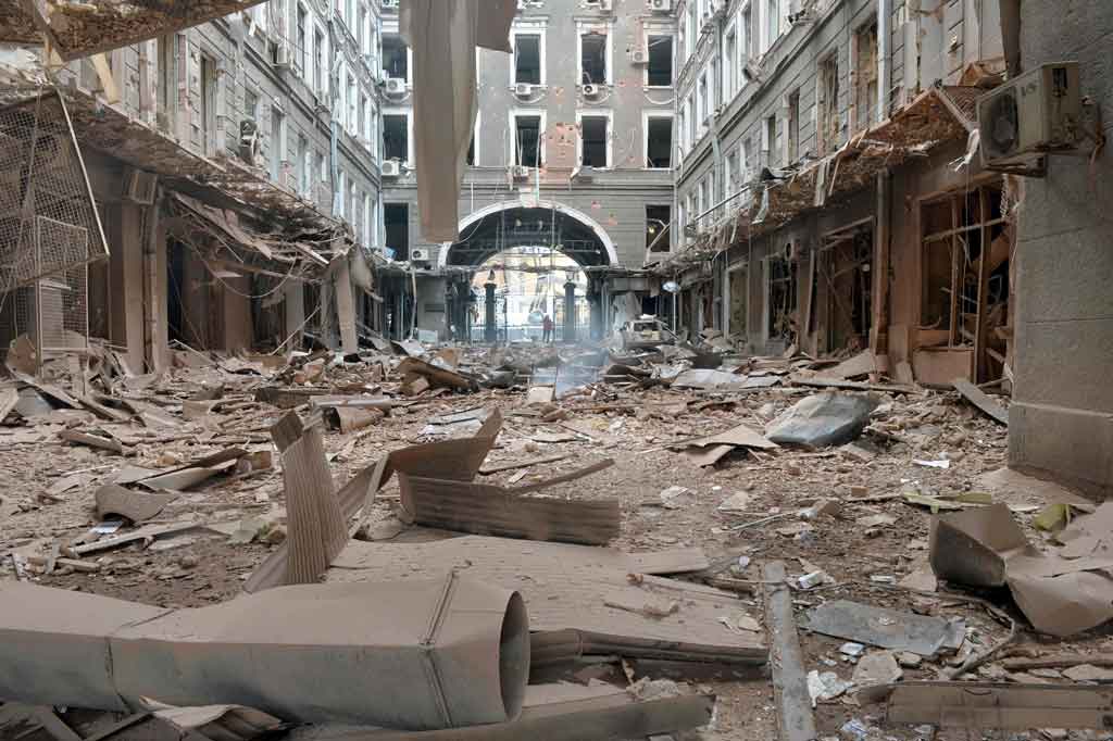 Sebuah gambar menunjukkan kerusakan di pintu masuk gedung setelah penembakan oleh pasukan Rusia di Constitution Square di Kharkiv, kota terbesar kedua di Ukraina, pada Rabu, 2 Maret 2022 waktu setempat.