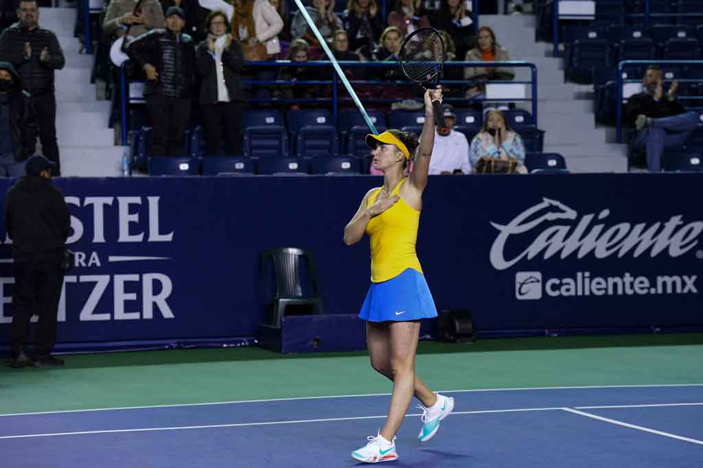 Svitolina, yang berlaga dengan atasan kuning dan rok biru, menyerupai warna bendera Ukraina, menepuk dadanya berulang kali setelah menutup kemenangan sebelum berjabat tangan dengan Potapova. Svitolina mengalahkan Potapova dengan skor 6-2, 6-1.