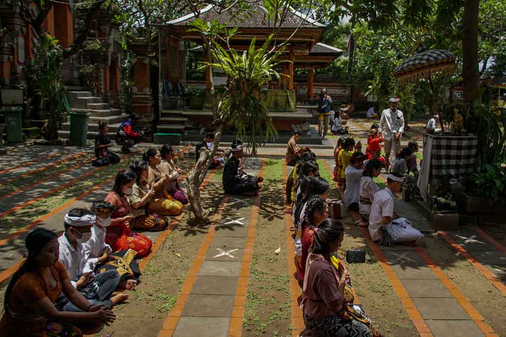 Puluhan umat Hindu memilih menjalani Hari Raya Nyepi di pura agar lebih khidmat dan khusyuk.