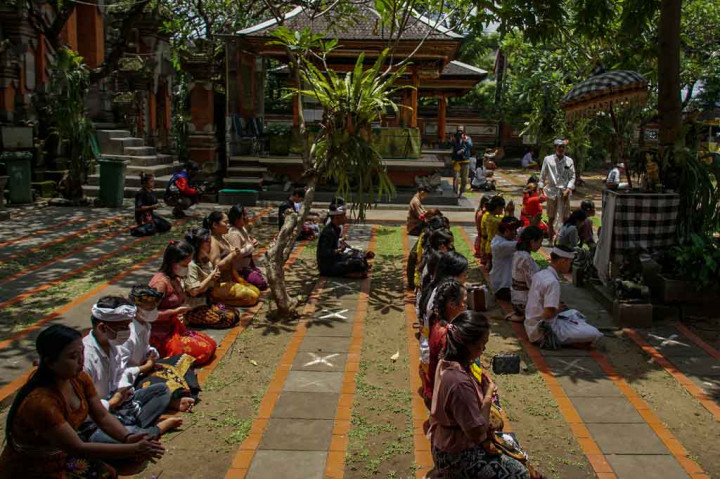 Puluhan umat Hindu memilih menjalani Hari Raya Nyepi di pura agar lebih khidmat dan khusyuk.