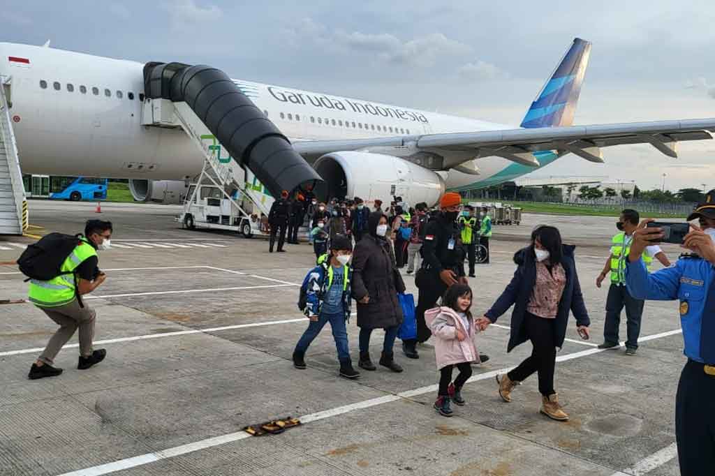 Sebelumnya, Tim evakuasi dari Jakarta berangkat pada Selasa, 2 Maret 02.40 WIB, dan tiba di Bukares, Rumania, 3 Maret pukul 15.10 waktu setempat. Tim kemudian kembali diberangkatkan dari Bukares menuju Jakarta pukul 20.23 waktu setempat, atau 5,5 jam setelah mendarat. Rute Perjalanan 17 jam melewati Bukares, Madinah, Jakarta.