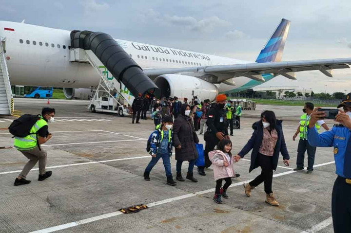 Sebelumnya, Tim evakuasi dari Jakarta berangkat pada Selasa, 2 Maret 02.40 WIB, dan tiba di Bukares, Rumania, 3 Maret pukul 15.10 waktu setempat. Tim kemudian kembali diberangkatkan dari Bukares menuju Jakarta pukul 20.23 waktu setempat, atau 5,5 jam setelah mendarat. Rute Perjalanan 17 jam melewati Bukares, Madinah, Jakarta.