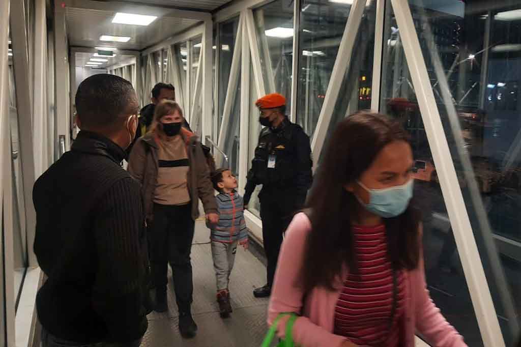 Sebanyak 83 WNI berhasil dievakuasi menggunakan pesawat Garuda Indonesia dari Bucharest, Rumania, dengan rincian laki dewasa 11 orang, wanita dewasa 48 orang, anak laki-laki 7 orang, anak perempuan 9 orang, bayi 5 orang dan WNA 3 orang.