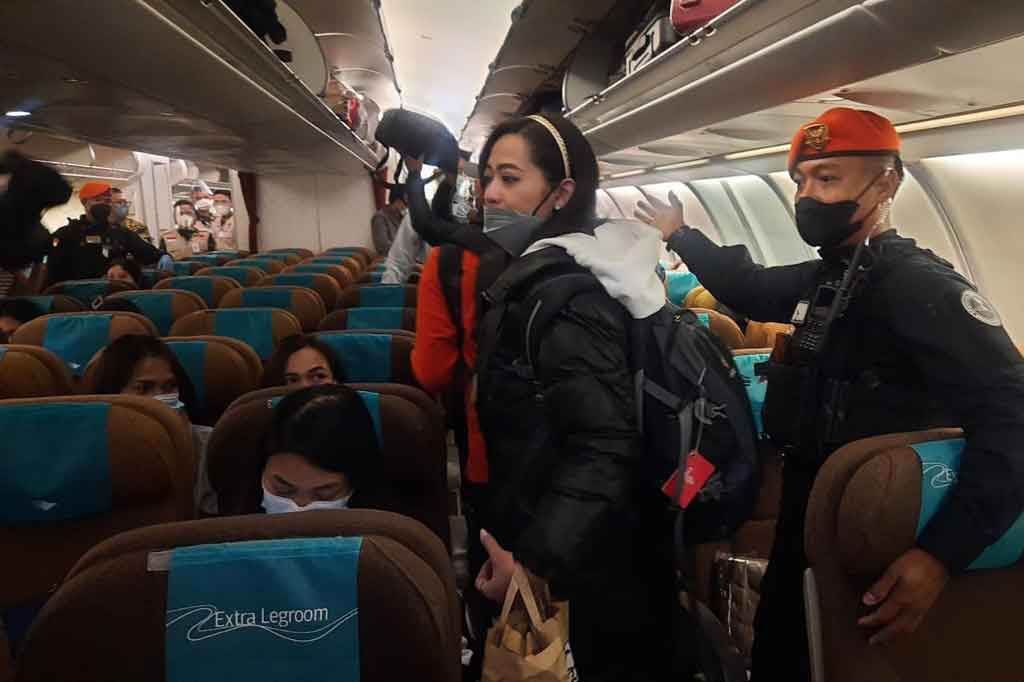 Menteri Luar Negeri Retno Marsudi menegaskan perjalanan yang dilalui WNI tak mudah. Mereka harus melewati pemeriksaan dan jam malam yang berlaku di sana.