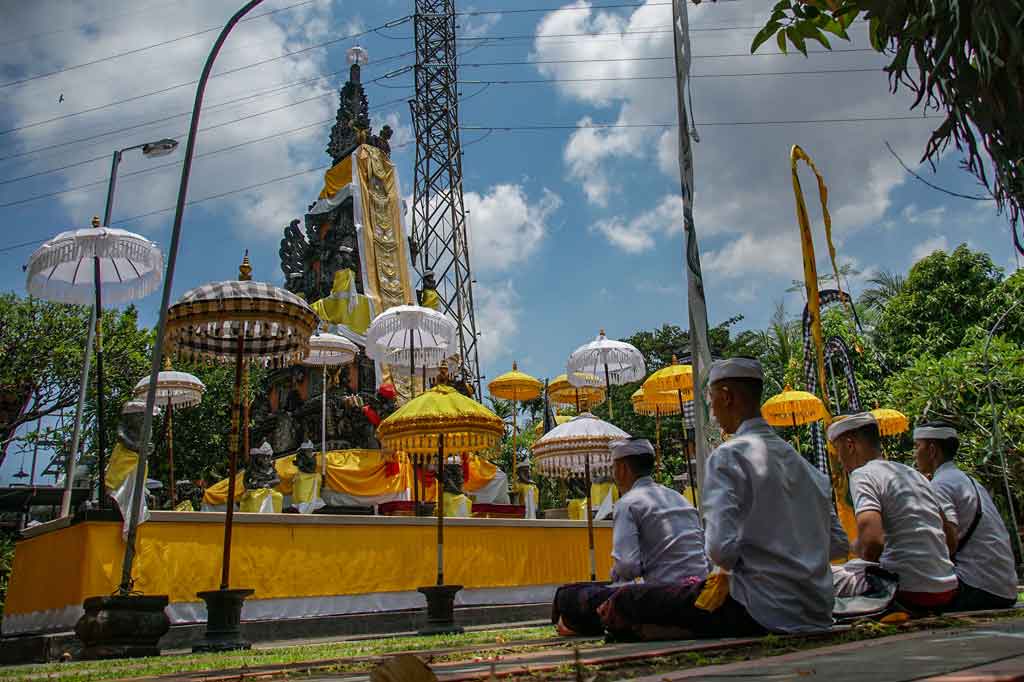 Umat Hindu menjalankan ibadah di pura pada Hari Raya Nyepi Tahun Baru Saka 1944 di Pura Aditya Jaya, Jalan Daksinapati Raya, Rawamangun, Jakarta, Kamis, 3 Maret 2022.