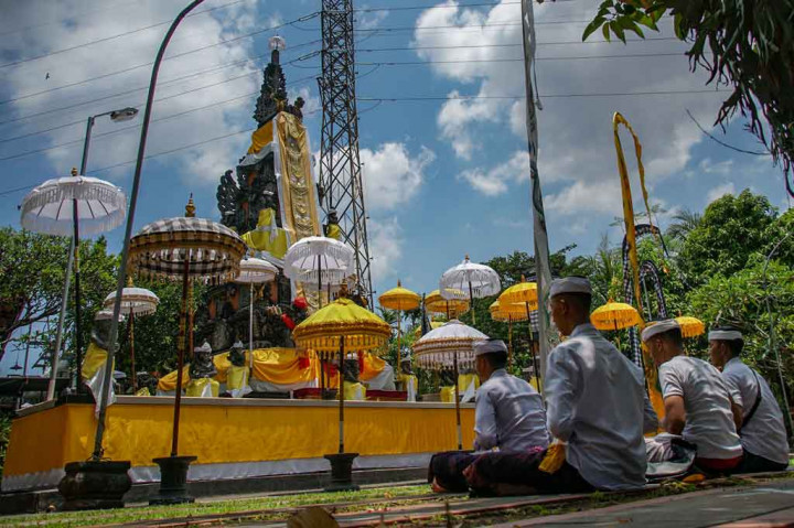 Umat Hindu menjalankan ibadah di pura pada Hari Raya Nyepi Tahun Baru Saka 1944 di Pura Aditya Jaya, Jalan Daksinapati Raya, Rawamangun, Jakarta, Kamis, 3 Maret 2022.