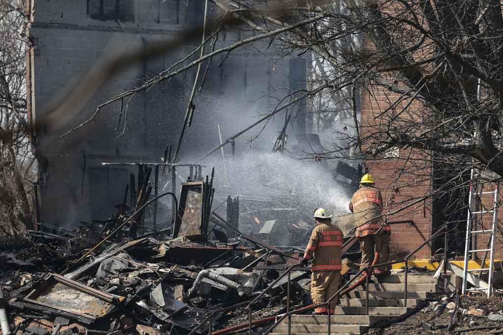 Petugas berusaha memadamkan api yang membakar sebagian kompleks apartemen di Silver Spring, Maryland, Amerika Serikat, pada Kamis, 3 Maret 2022 pagi waktu setempat.
