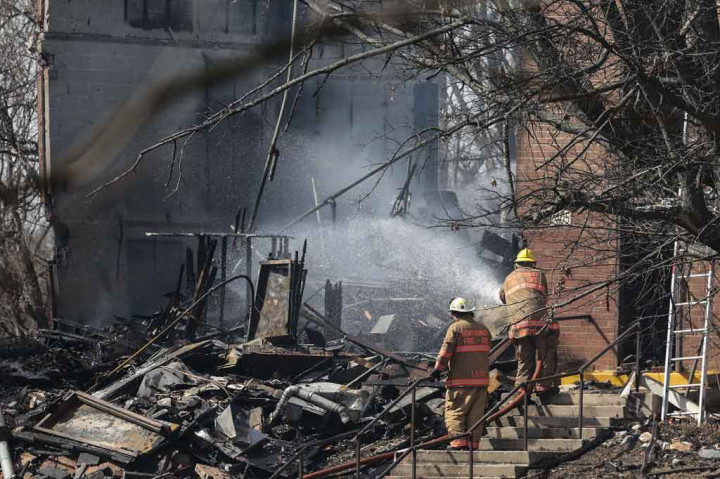 Petugas berusaha memadamkan api yang membakar sebagian kompleks apartemen di Silver Spring, Maryland, Amerika Serikat, pada Kamis, 3 Maret 2022 pagi waktu setempat.