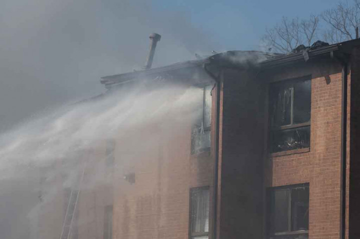 Ketika kru penyelamat tiba, katanya, mereka menemukan sebuah bangunan dilalap api. Sebagian besar bangunan itu benar-benar dilalap api, dengan hanya fasad dan sisi struktur yang masih berdiri. Tumpukan besar batu bata pecah terlihat di dekat tempat parkir. 