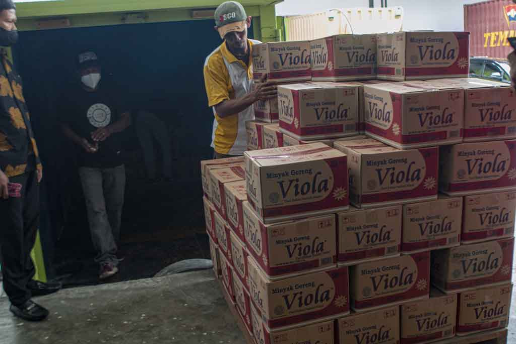 DINAS Perindustrian dan Perdagangan (Disperindag) Sulawesi Tengah, mendistribusikan 53 ton minyak goreng hasil penimbunan distributor di Palu.  