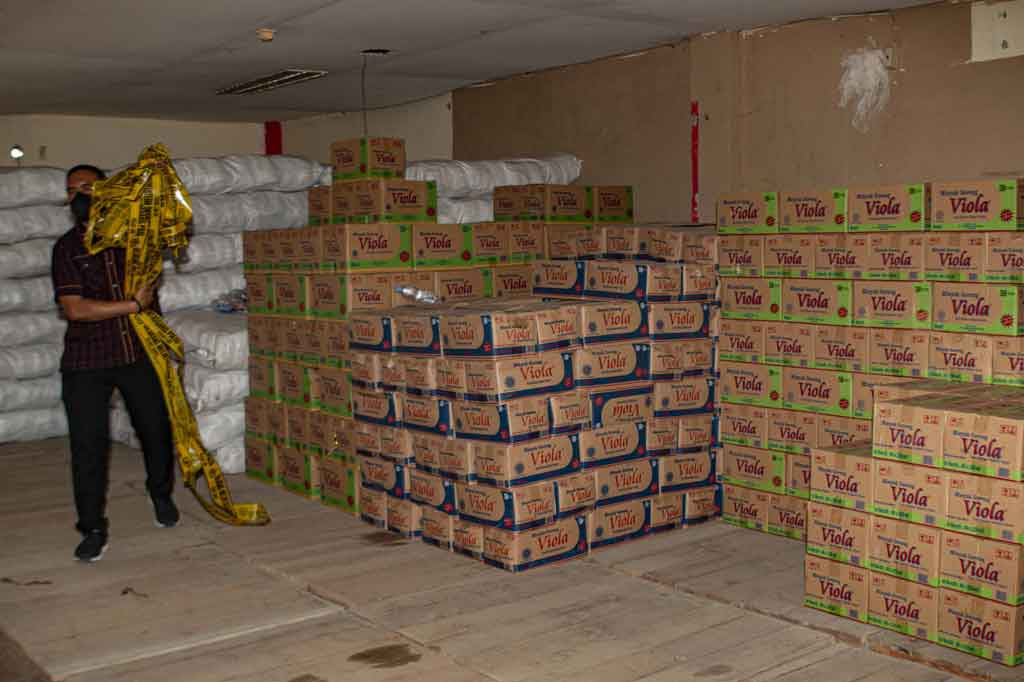 Menurut Donny, saat ini minyak goreng yang dijual dengan harga murah sangat dibutuhkan masyarakat.  Oleh karena itu, sebagian besar dari 53 ton minyak goreng yang disita dari dua gudang milik CV. Aneka Jaya dijual ke masyarakat. 