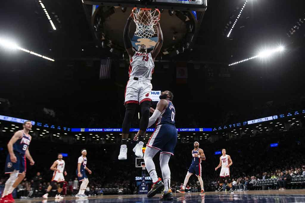 Bam Adebayo mengemas 30 poin dan 11 rebound saat Miami Heat mengatasi ketinggalan 16 poin untuk berbalik mengalahkan Brooklyn Nets 113-107, dalam laga NBA kedua tim di New York, Jumat, 4 Maret 2022.