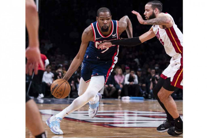 Kevin Durant yang kembali bermain setelah absen dalam 21 pertandingan karena lutut kiri terkilir mencetak 31 poin bagi Brooklyn. Dia memasukkan 10 dari total 21 lemparan namun gagal pada dua lemparan dalam menit terakhir.