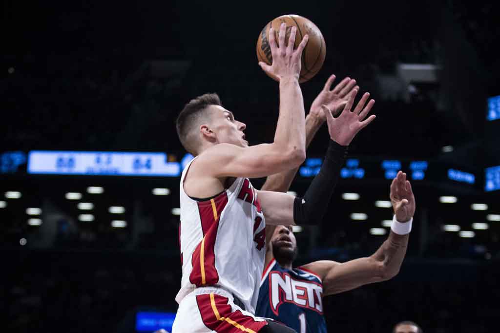 Tyler Herro menyumbangkan 27 poin dan delapan assist saat Heat membukukan efektivitas lemparan 51,9 persen. 