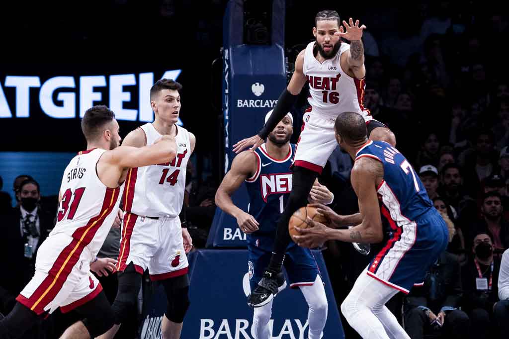 Sementara Caleb Martin mempersembahkan 22 poin dan Max Strus memasukkan 21 poin dari enam lemparan dari total 10 lemparan tiga angka Miami.