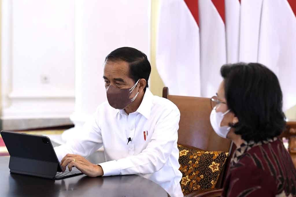 Presiden Joko Widodo melaporkan Surat Pemberitahuan Tahunan (SPT) Pajak Penghasilan (PPh) Tahun 2021 secara daring dengan mengisi formulir e-filing dari Istana Kepresidenan Bogor, Jawa Barat, Jumat, 4 Maret 2022.