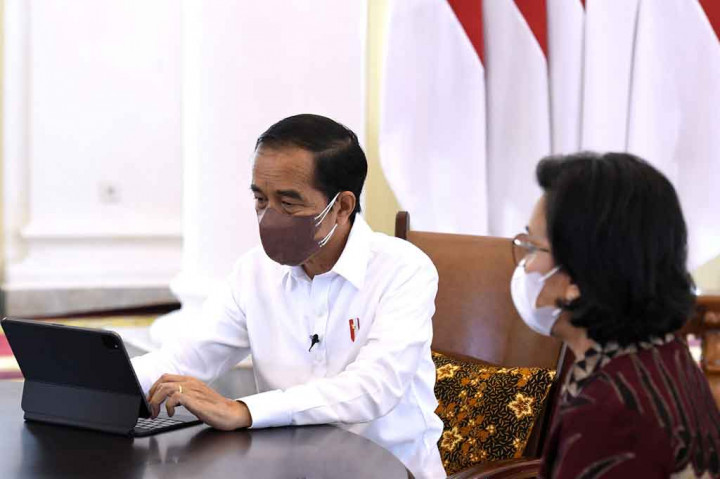 Presiden Joko Widodo melaporkan Surat Pemberitahuan Tahunan (SPT) Pajak Penghasilan (PPh) Tahun 2021 secara daring dengan mengisi formulir e-filing dari Istana Kepresidenan Bogor, Jawa Barat, Jumat, 4 Maret 2022.