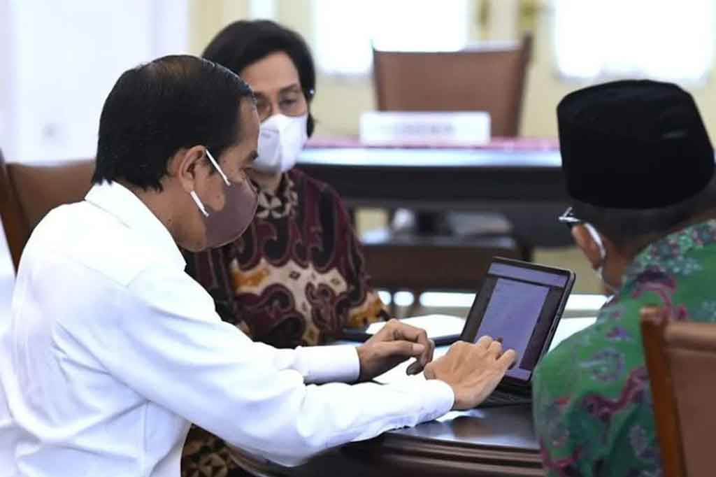 Jokowi juga mengajak masyarakat wajib pajak yang belum melaporkan SPT pajak, agar segera melaporkannya sebelum batas waktu ditentukan, yakni 31 Maret 2022. 