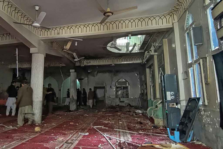Personel keamanan memeriksa sebuah masjid pasca-diguncang ledakan bom di Peshawar, Pakistan, pada Jumat, 4 Maret 2022.