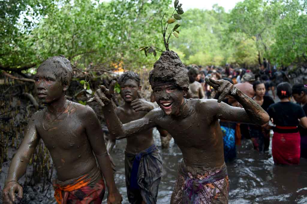 Tradisi yang diadakan sehari setelah Hari Raya Nyepi tersebut bertujuan untuk menetralisir sifat buruk dan membersihkan diri dari dosa-dosa yang telah dilakukan.