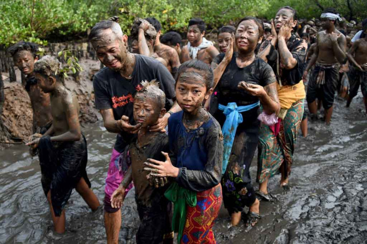 Tradisi mandi lumpur tersebut diyakini sebagai simbol kekotoran atau hal-hal negatif yang harus dihilangkan setelah melaksanakan Hari Raya Nyepi. 