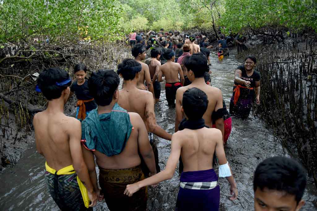 Ritual ini juga mengandung pesan untuk selalu menjaga lingkungan.