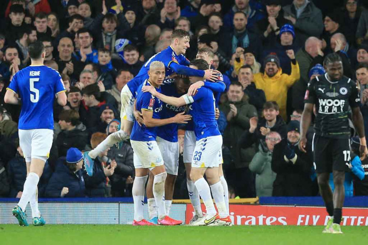Everton melaju ke babak perempat final Piala FA usai menundukkan klub kasta kelima Boreham Wood dengan skor 2-0 di Stadion Goodison Park, Jumat, 4 Maret 2022 dini hari WIB.