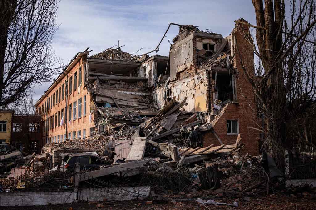 Menurut PBB, sedikitnya 331 warga sipil telah tewas sejak Rusia menginvasi pada 24 Februari lalu. Presiden Rusia Vladimir Putin beralasan menyerang Ukraina untuk melakukan de-militerisasi dan de-Nazi-fikasi.