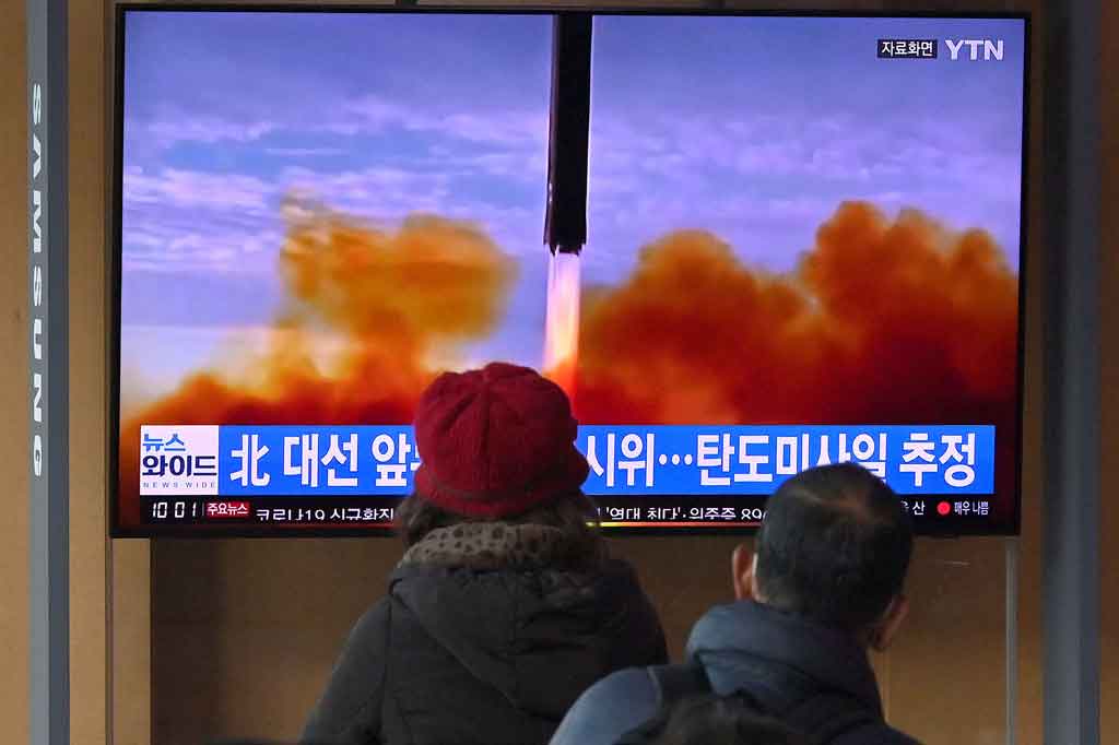 Warga menonton layar televisi yang menunjukkan siaran berita dengan rekaman file uji coba rudal Korea Utara, di stasiun kereta api di Seoul pada Sabtu, 5 Maret 2022, setelah Korea Utara menembakkan setidaknya satu proyektil tak dikenal dalam uji coba senjata kesembilan yang dicurigai di negara ini.