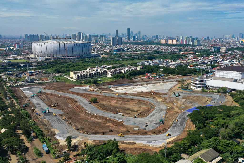 Pembangunan sirkuit Formula E tersebut dikerjakan 24 jam nonsetop agar sirkuit bisa diujicoba pada April mendatang dan ajang balap mobil listrik pun bisa dilaksanakan sesuai jadwal pada 4 Juni 2022.