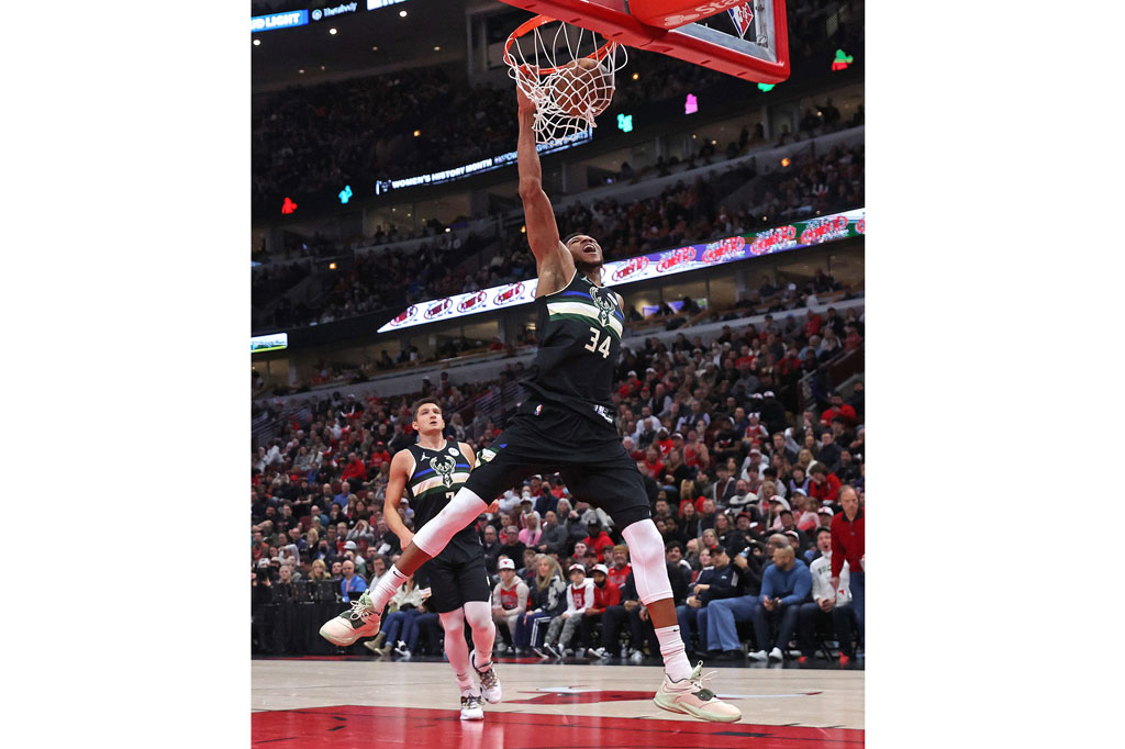 Milwaukee Bucks memaksa Chicago Bulls menelan empat kekalahan beruntun dengan meraih kemenangan 118-112. Giannis Antetokounmpo tampil dominan bagi sang juara bertahan dengan catatan dwiganda 34 poin, 16 rebound, dan lima assist.