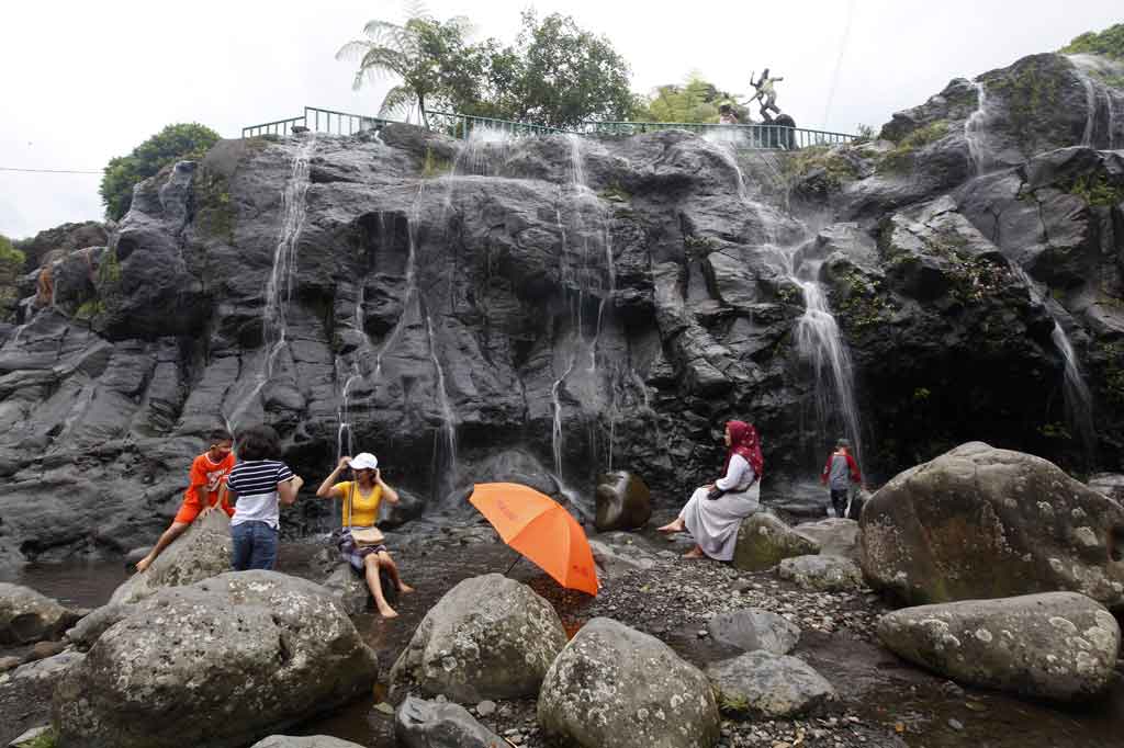 Warga mengunjungi Lokawisata Baturaden di Banyumas, Jawa Tengah, Sabtu, 5 Maret 2022. 
