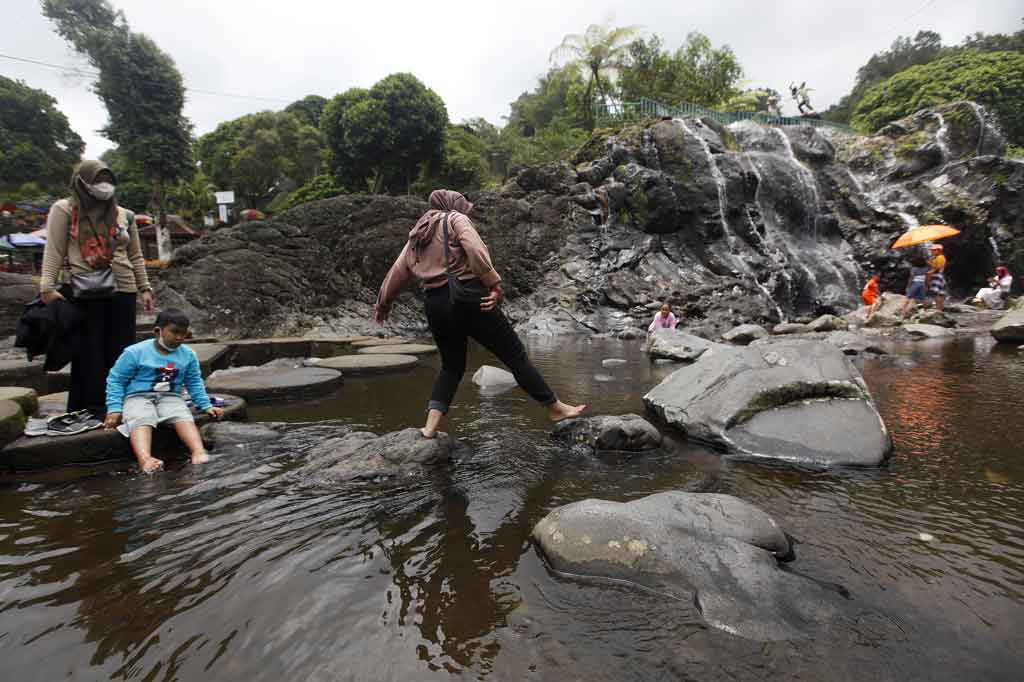 Menurut Kabid Pariwisata Dinporabudpar Banyumas, Wardoyo, dengan aturan pengunjung 50 persen pada PPKM level tiga ini, prokes pun juga diperketat.