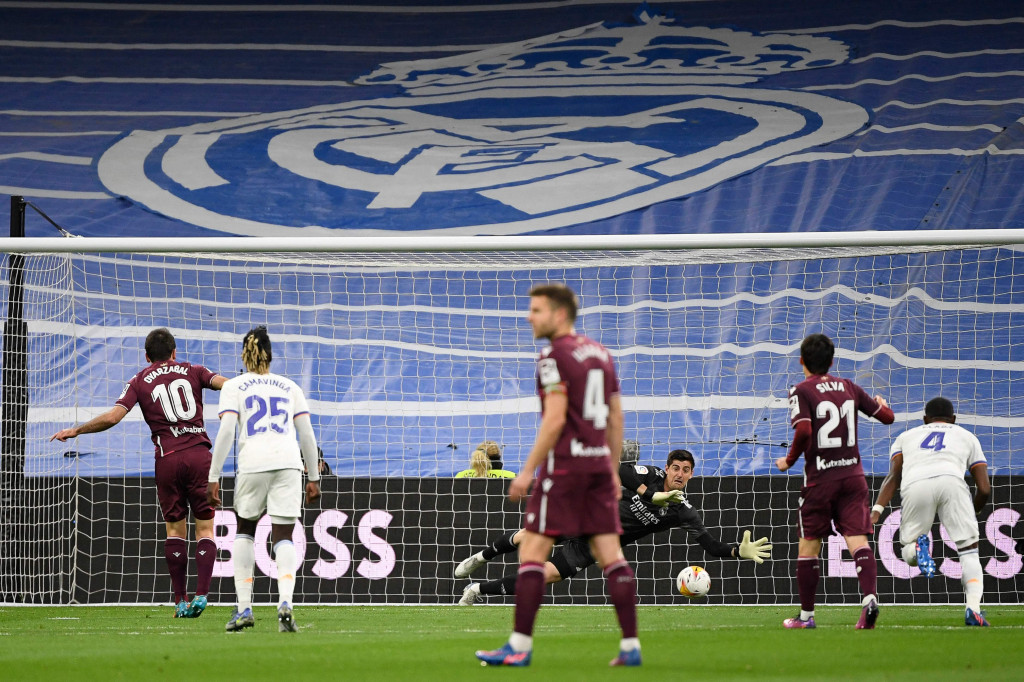 Real Sociedad unggul terlebih dahulu berkat gol penalti Mikel Oyarzabal. 