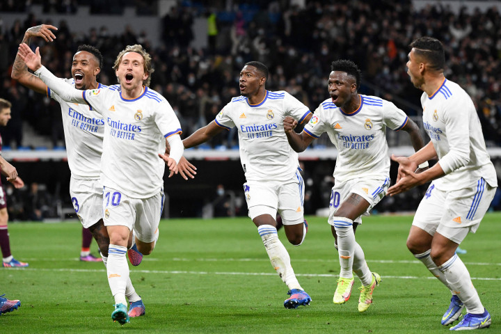 Real Madrid memantapkan posisinya di puncak klasemen Liga Spanyol lewat kemenangan atas Real Sociedad dalam lanjutan LaLiga. Bertanding di Santiago Bernabeu, Minggu, 6 Maret 2022, Madrid menang telak dengan skor 4-1.