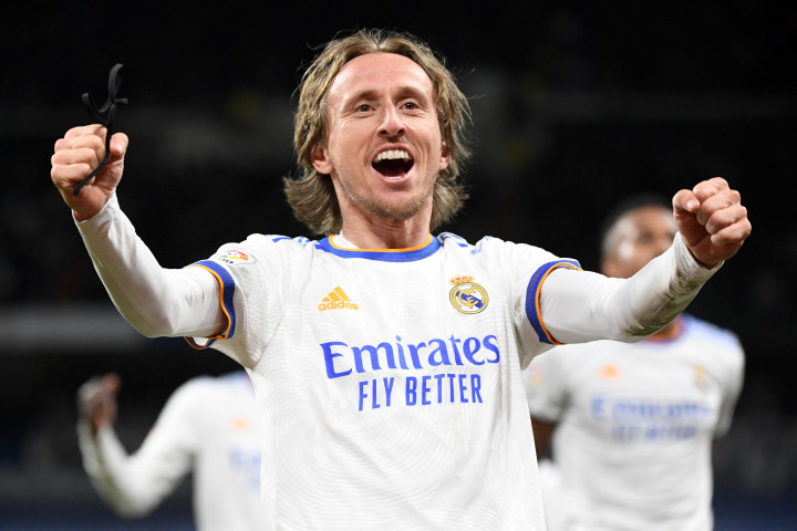 Luka Modric melakukan selebrasi usai mencetak gol ke gawang Real Sociedad.