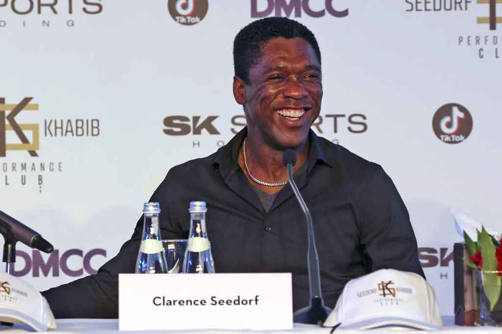 Mantan pesepakbola timnas Belanda, Clarence Seedorf mengumumkan bahwa dirinya telah memeluk agama Islam dan menjadi mualaf.