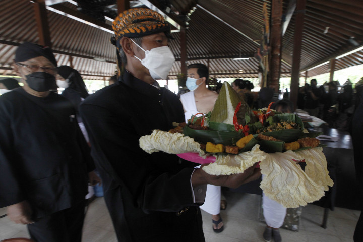 Para tetua membawa makanan tradisional saat mengikuti ritual yang disebut Ruwat Sukerta di Pendopo Kecamatan Banyumas, Jawa Tengah, Minggu, 6 Maret 2022.