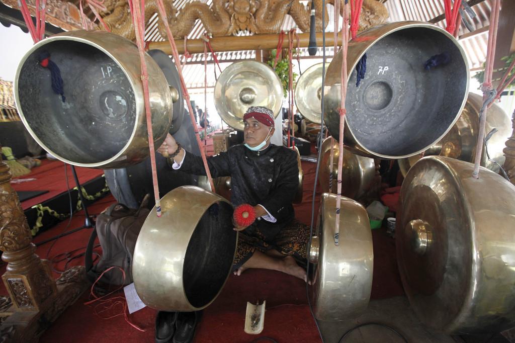 Penabuh Kempul dari Penayagan menyemarakkan ritual yang disebut Ruwat Sukerta di Pendopo Kecamatan Banyumas, Jawa Tengah, Minggu, 6 Maret 2022.
