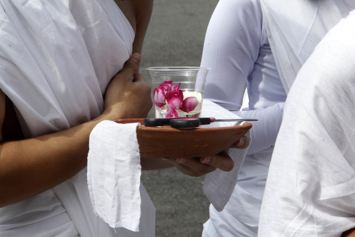 Anak-anak, gadis remaja hingga pria dewasa mengenakan kain putih membawa air kembang dan gunting saat mengikuti ritual yang disebut Ruwat Sukerta di Pendopo Kecamatan Banyumas, Jawa Tengah, Minggu, 6 Maret 2022.