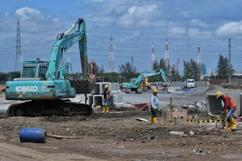 Pekerja mengoperasikan alat berat saat menyelesaikan pengerjaan proyek sirkuit Formula E di kawasan Ancol, Jakarta, Minggu, 6 Maret 2022. 