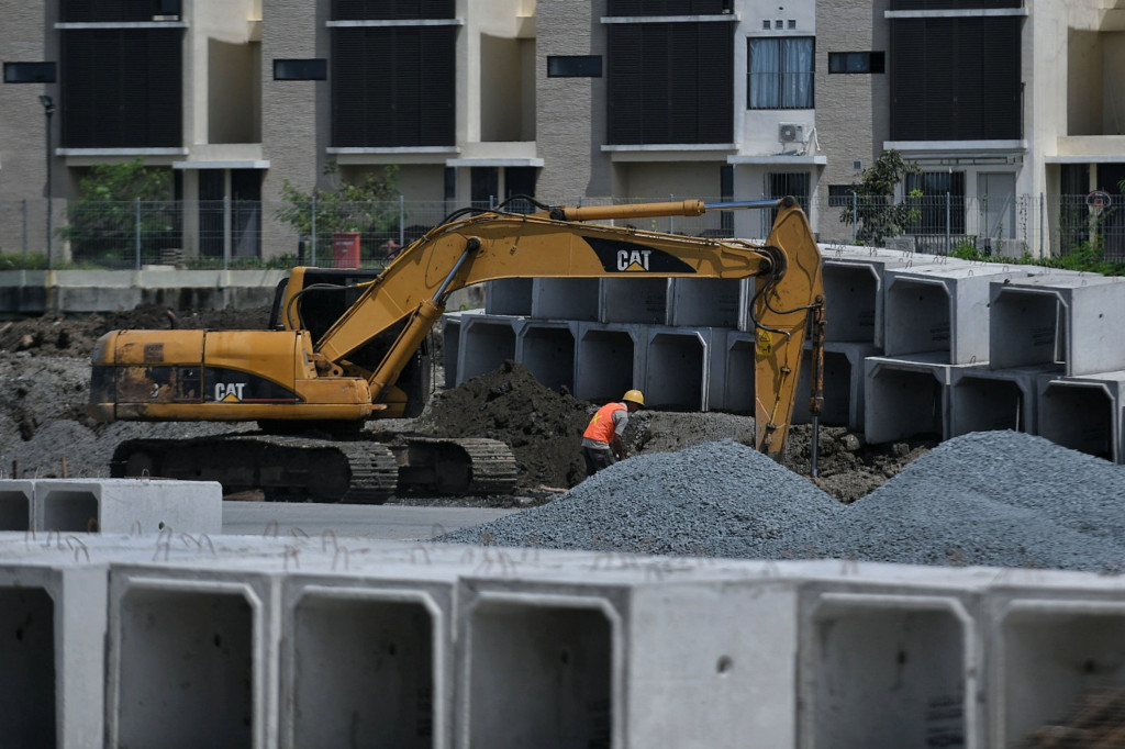 Pekerja mengoperasikan alat berat saat menyelesaikan pengerjaan proyek sirkuit Formula E di kawasan Ancol, Jakarta, Minggu, 6 Maret 2022.